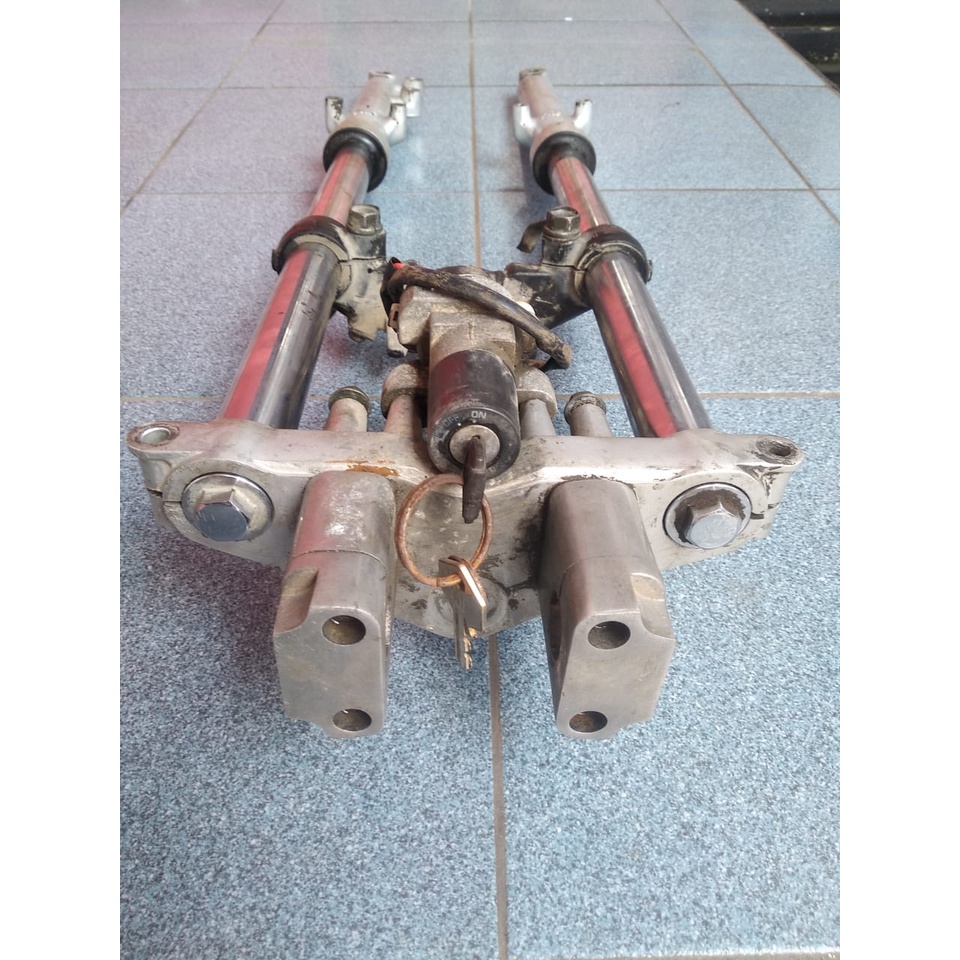 

shockbreaker depan set segitiga atas bawah suzuki Thunder original suzuki orii