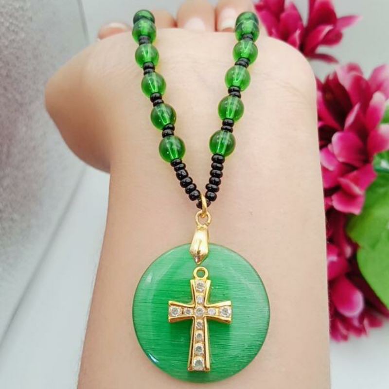 kalung giok bervariasi salib lapis emas