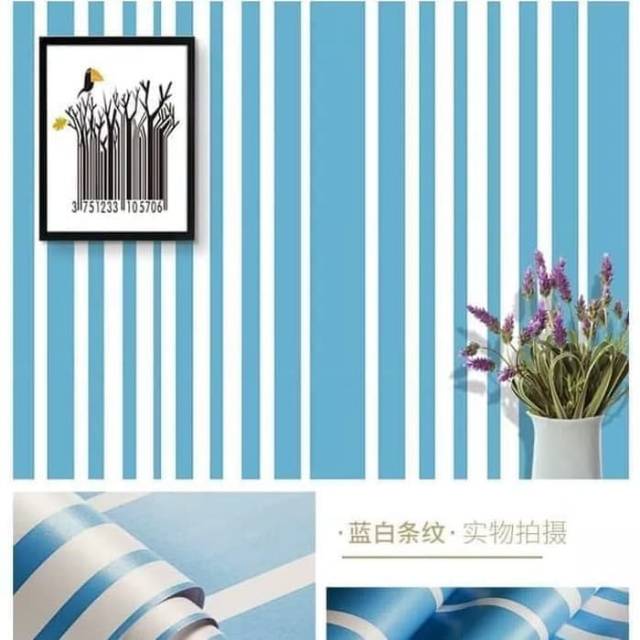 Wallpaper stiker dinding motif salur biru regradasi