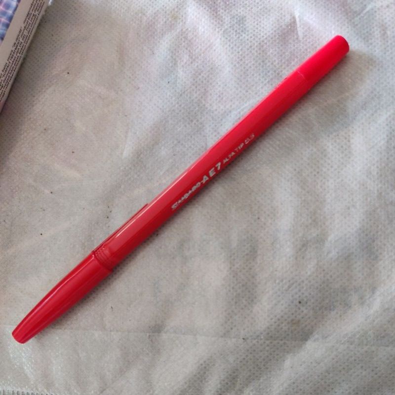 pulpen standard merah