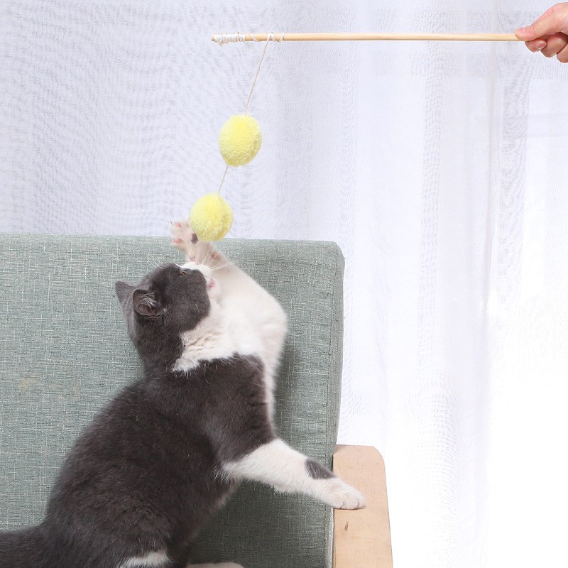 Tongkat Kayu Dengan 3 Bola Bulu Untuk Kucing