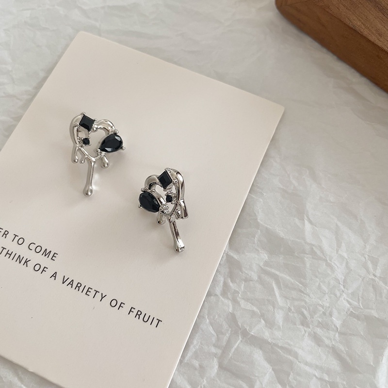 Anting Bentuk Hati Warna Hitam