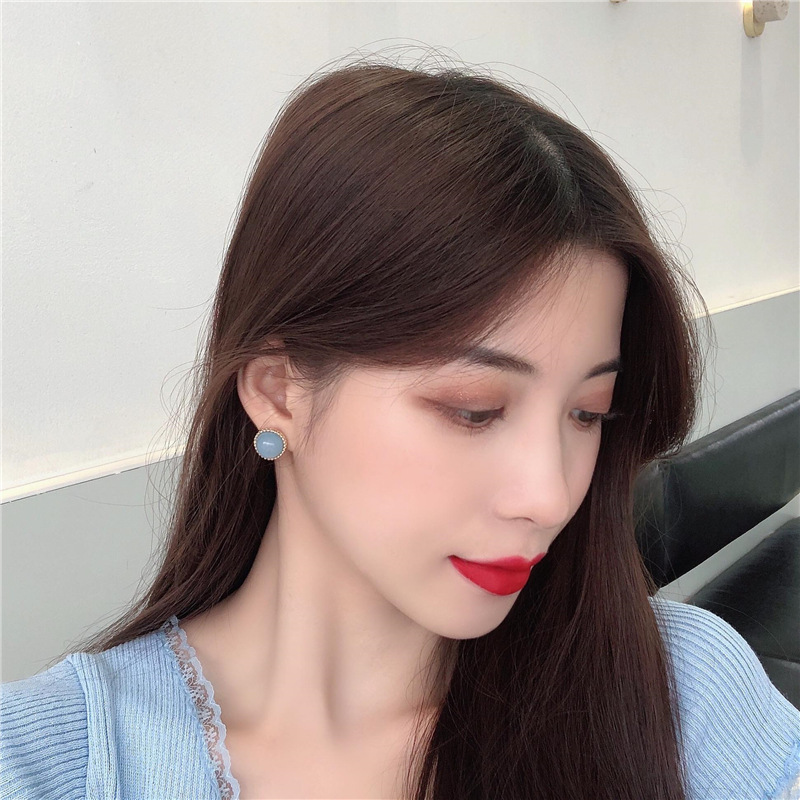 Anting S925 silver needle Bentuk Bulat Geometris Bahan resin Warna Putih Gaya retro Untuk Perempuan