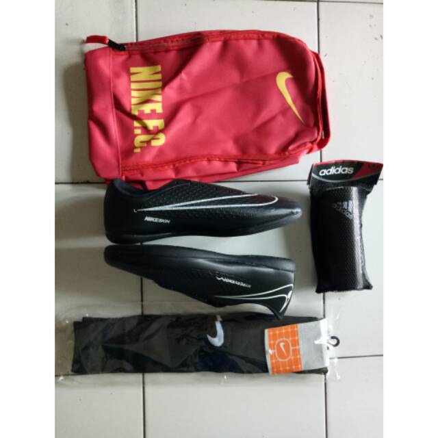 Sepatu futsal nike(paket tas, skin deker, kaoskaki)