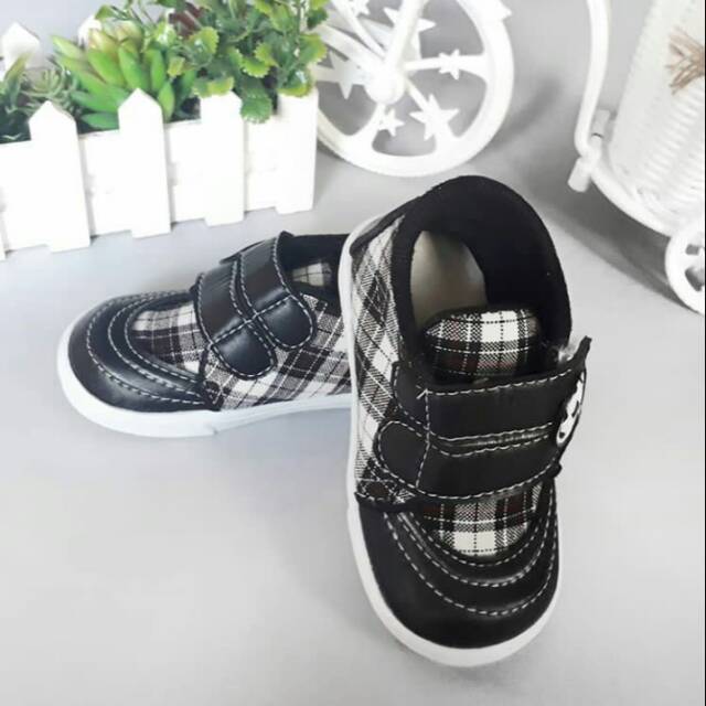 Sepatu Anak / Sepatu Bayi - Sneakers Kotak Hitam