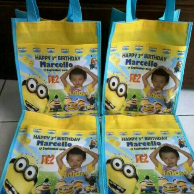 

Tas souvenir kantong minion