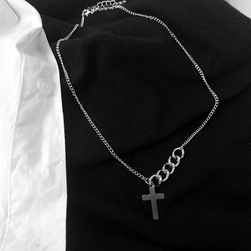 Ins gaya retro pendek cross titanium steel kalung selebriti Internet minimalis minat khusus cahaya m