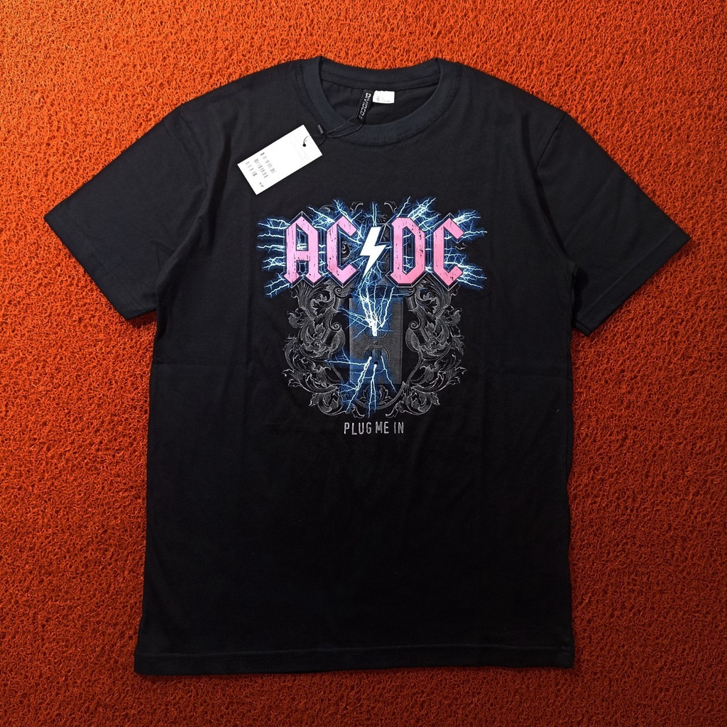 BAJU KAOS MUSIC AC DC PLUG ME IN / BAJU KAOS DISTRO BANDUNG / BAJU KAOS UNISEX / BAJU DISTRO / BISA COD