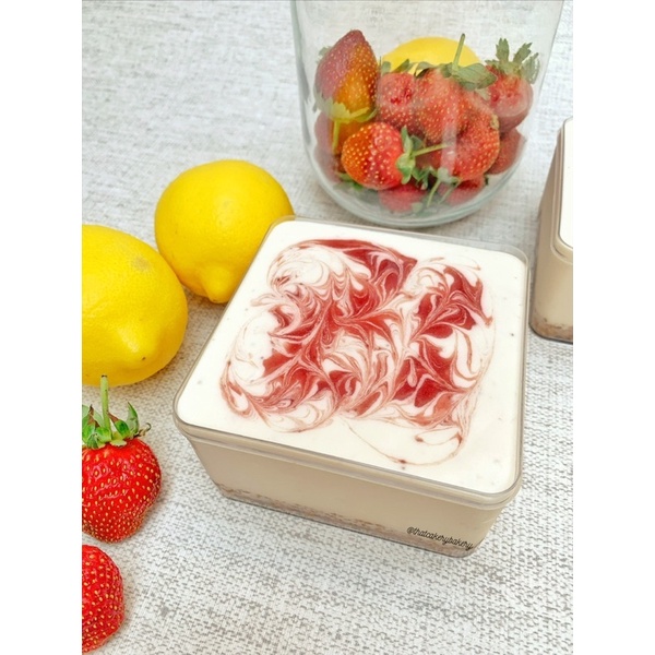 

thatcakerybakery no-bake strawberry cheesecake/ dessert box