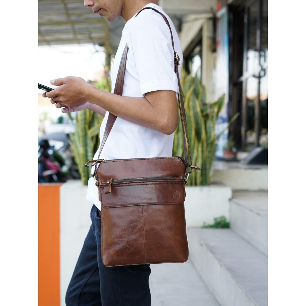 Tas Selempang Pria DB2T Kulit Sapi Asli Kasual Brown