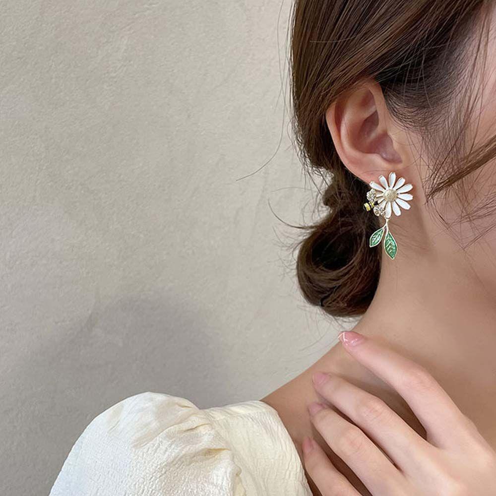 Mxbeauty Menjuntai Anting Temperamen Elegan Sederhana Lebah Asimetris Anting-Anting Daisy Kecil Bunga Matahari Telinga Aksesoris Wanita Stud Earrings