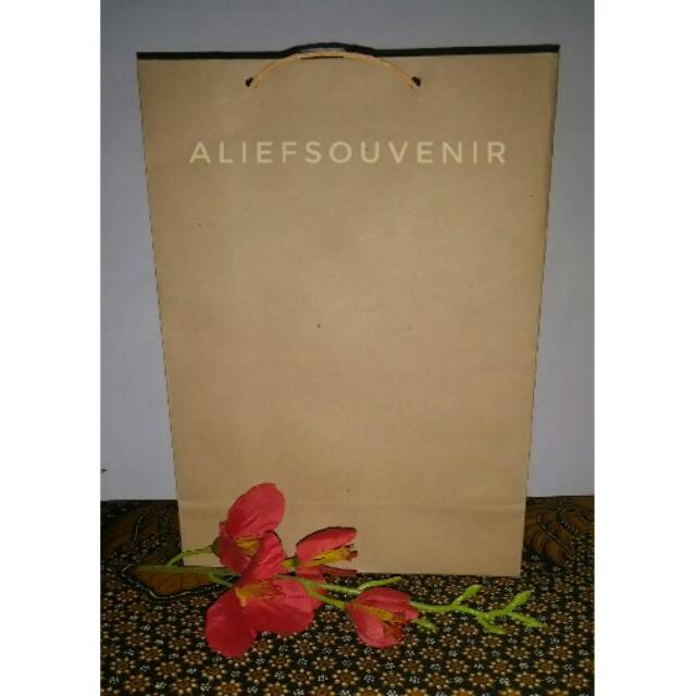 

Terlaris tas Paperbag polos ukuran 20*9*27 / goodie bag paperbag / souvenir tas paperbag