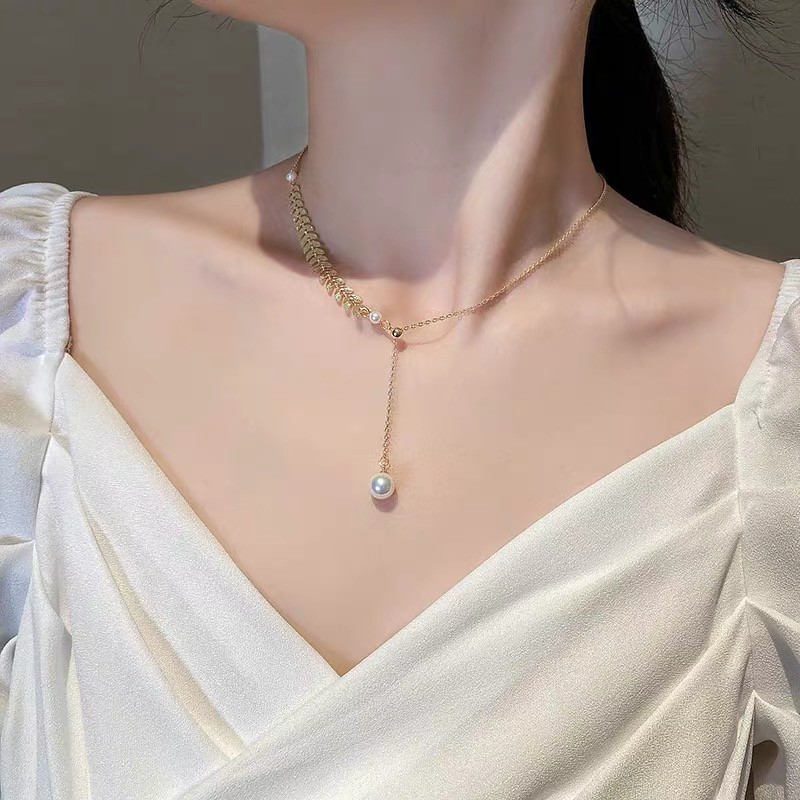 Kalung Rantai Liontin Alfabet Romawi Bahan Titanium Steel Aksen Zircon Gaya Vintage Untuk Wanita