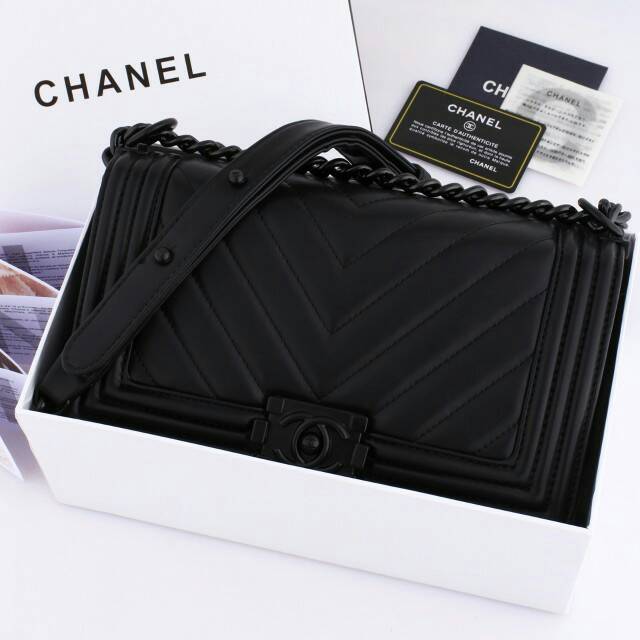 Best seller Tas Wanita *Chanel Boy Chevron So Black* 
Lambskin Leather with Box
SEMI PLATINUM 1:1