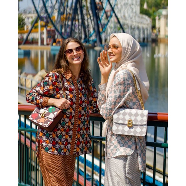 DONA BAG DAN PUZZLEA BAG BUTTONSCARVES