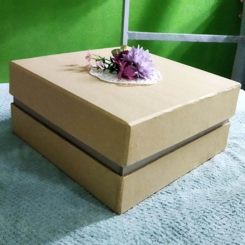 

Hampers Box / Bungkus Kado / Kotak karton tebal Ukuran 24x24x11, 5 cm cokelat