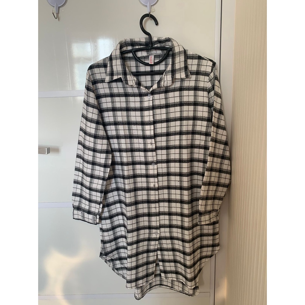 PRELOVED-KEMEJA/OUTER MOTIF KOTAK PUTIH HITAM  ALLSIZE