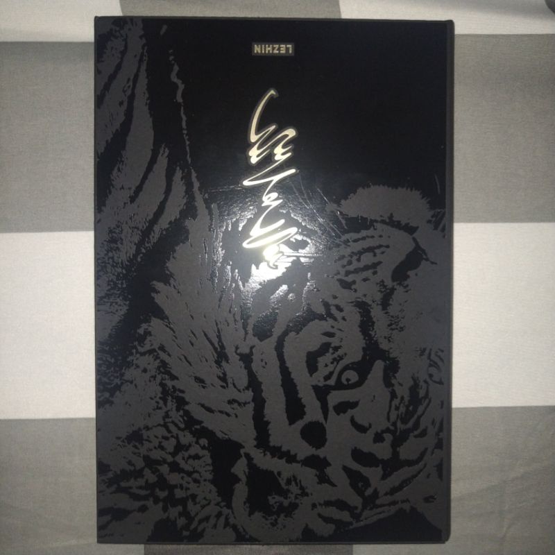 Jual OFFICIAL SLEEVE/MAP/STANDEE LEZHIN BLACK TIGER CALENDAR US