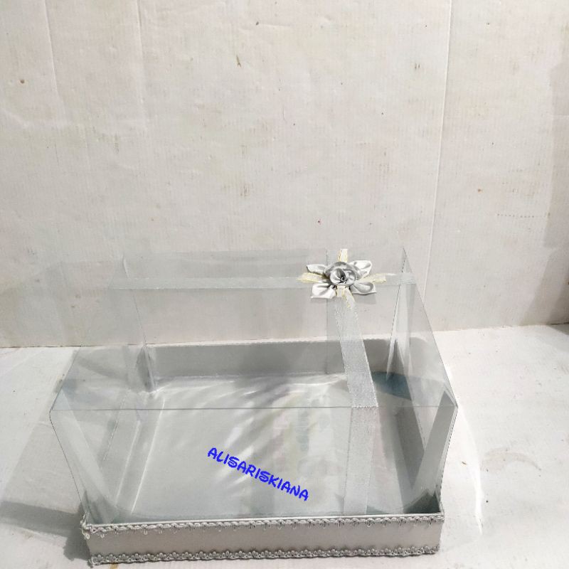 

Kotak Hantaran Mika Pita Silver / Satuan.