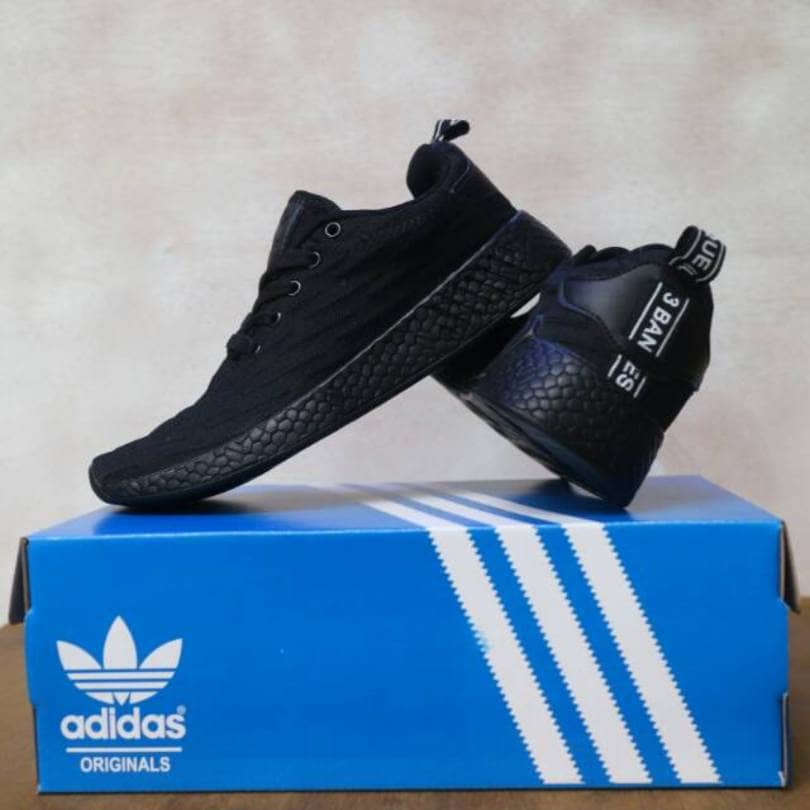 Sepatu Basket KuliahSepatu Adidas NMD R2 Grade Original / Triple Black / Import Quality