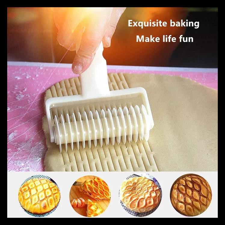 

BEST DEAL LATTICE ROLLER CUTTER PIZZA PASTRY BREAD PIE - ROLLER DOCKER !!