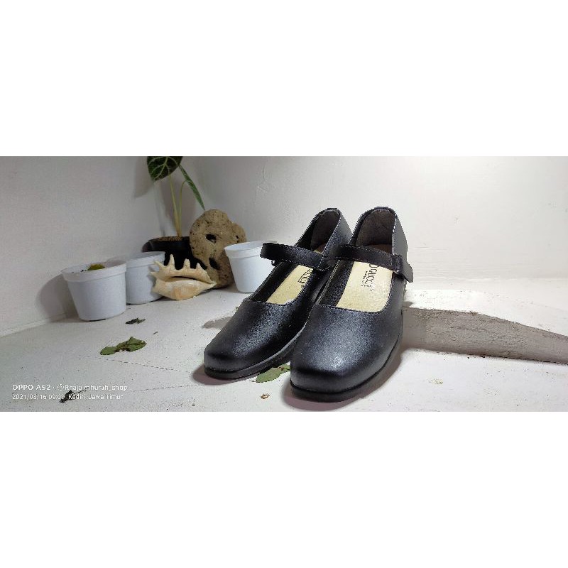 sepatu pantofel selempang Kickers hak tahu 3cm. sepatu santriwati Darussalam Gontor Putri