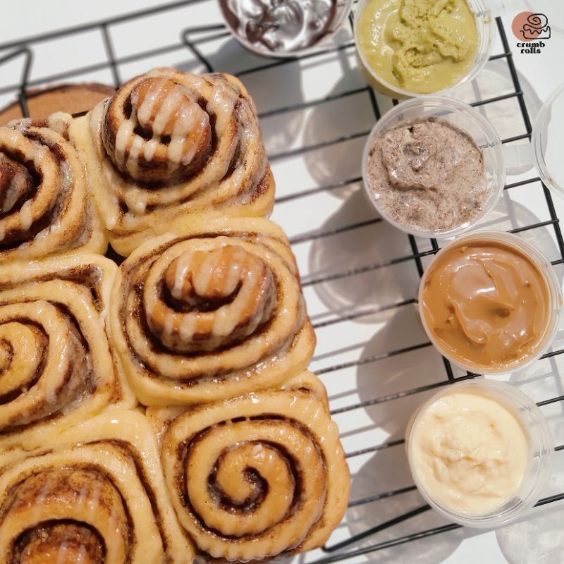 

cinnamon rolls by crumbrolls