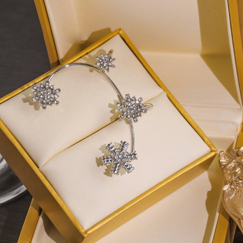 Fancyqube 1pc Anting Klip Desain Snowflake Aksen Kristal Warna Emas Silver Untuk Wanita