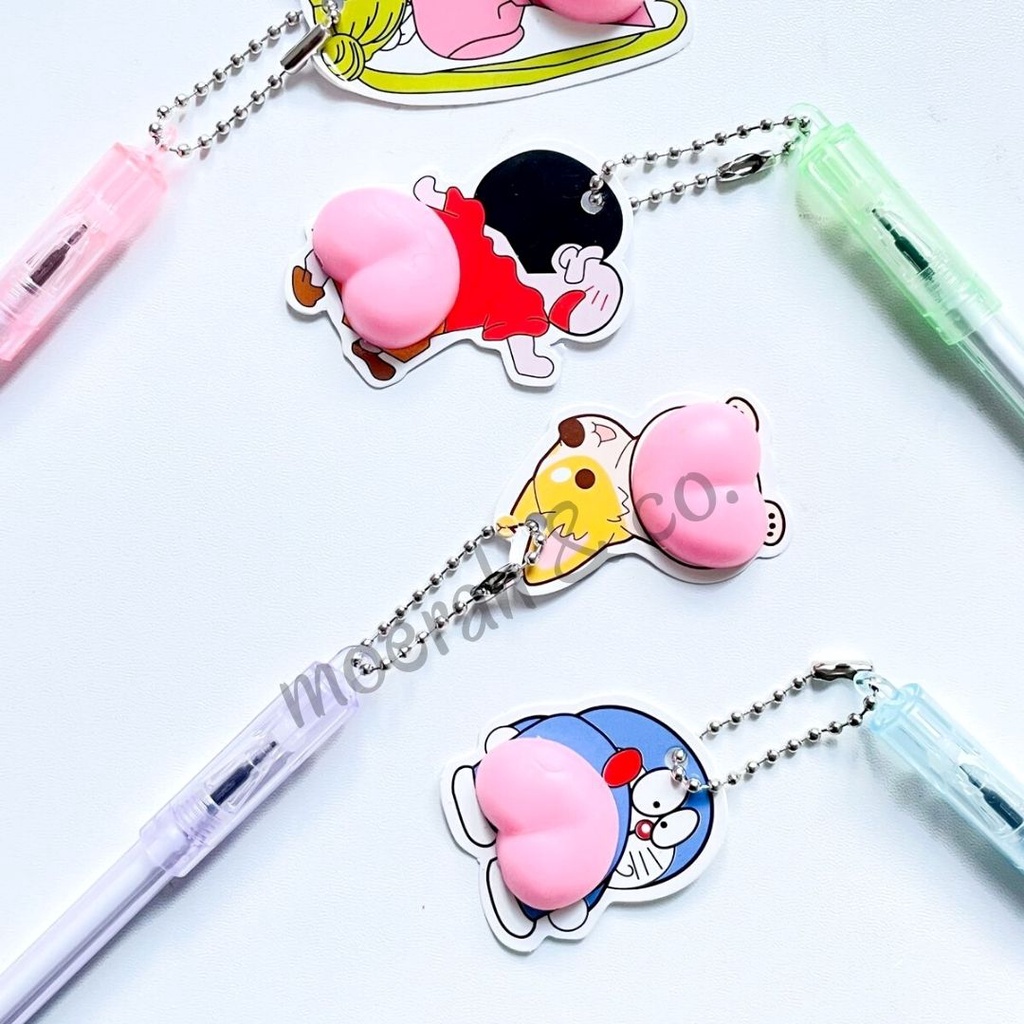 PEN GANTUNGAN BOKONG ANIME SINCHAN STICKER ANIME PANTAT BOLPEN LUCU BULPEN PENA UNIK IMUT ATK MURAH DORAEMON SINCHAN BOLPOIN BALLPOINT SEKOLAH BISA COD-1