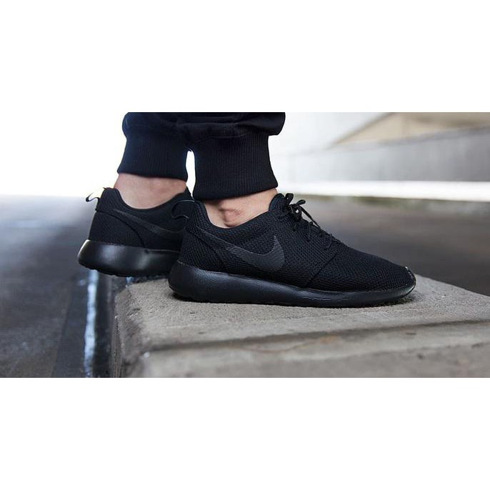 nike roshe run all black