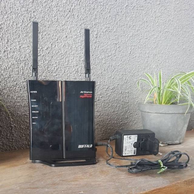 Router Buffalo WHR HP G300N wireless internet support DD WRT - USED