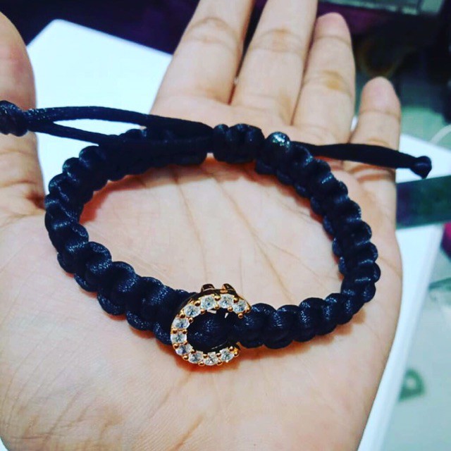 Gelang tangan wanita inisial