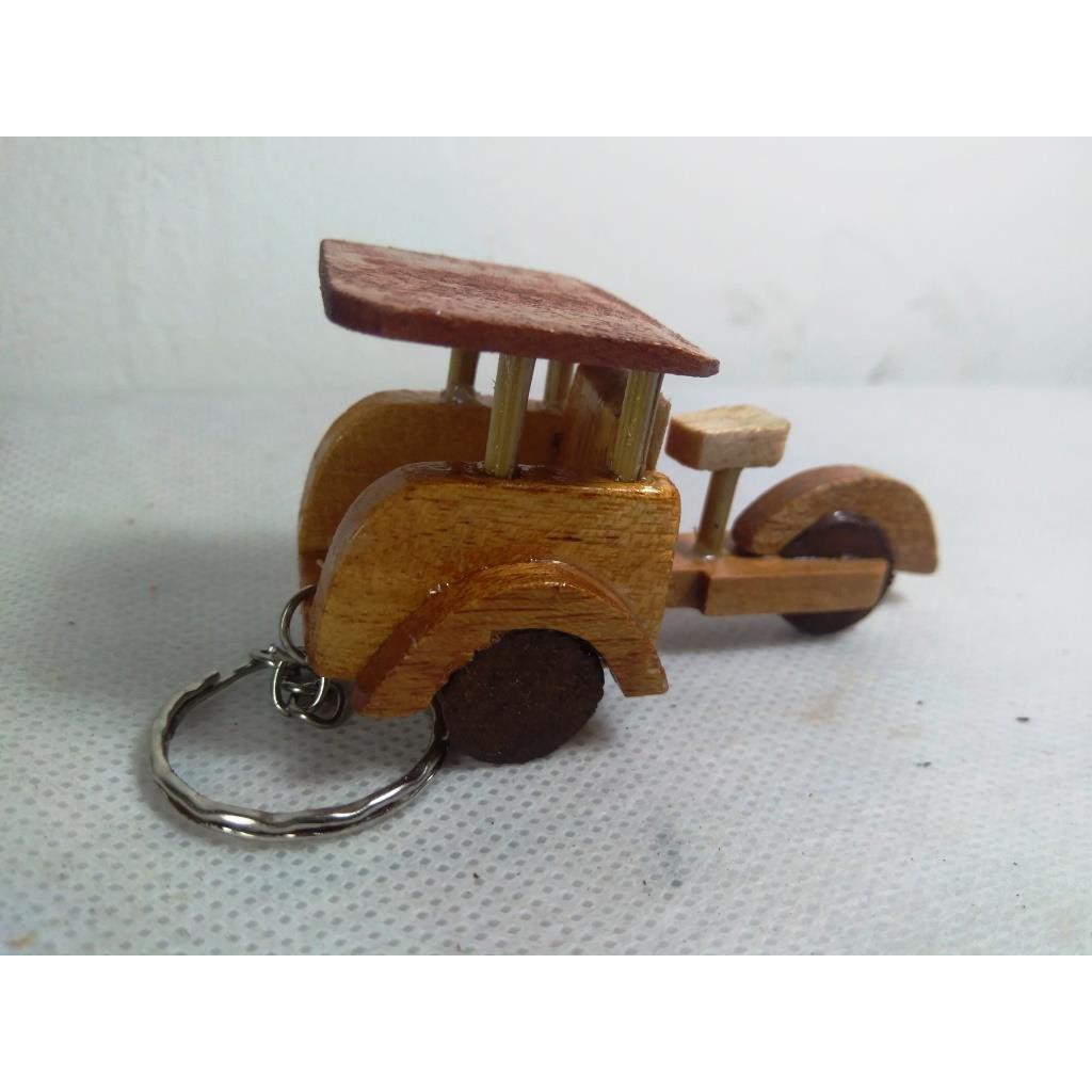 GANTUNGAN KUNCI. SOUVENIR UNIK. OLEH OLEH JOGJA. MINIATUR BECAK BAHAN KAYU