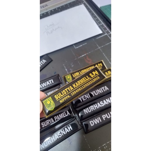 

NAME TAG DADA RESIN MURAH DAN RAPI