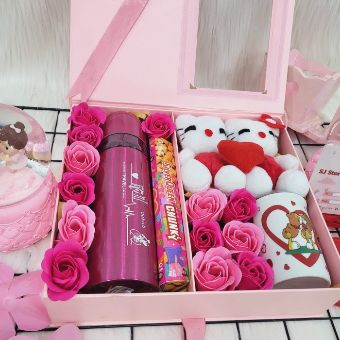 

Paket box hampers bunga valentine anniversary ulang tahun wisuda 73
