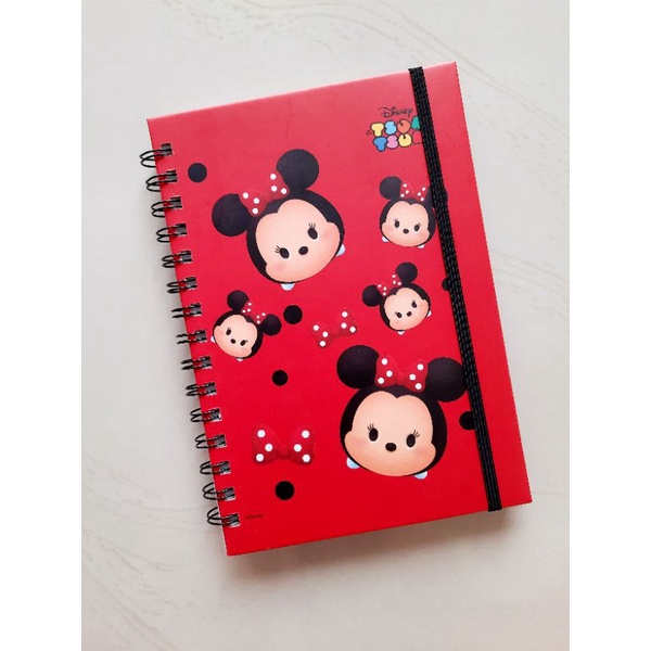 

Disney Notebook Ring Bergaris dengan tali karet Tsumtsum