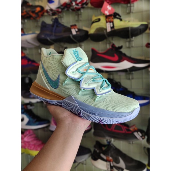 Sepatu Basket Kyrie 5 High Squidward Tentacles Karakter
