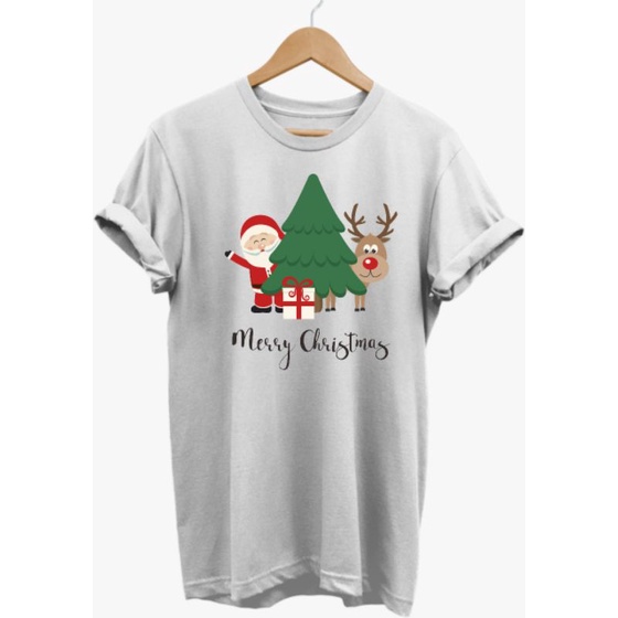 KAOS NATAL SANTA DAN RUSA BELAKANG POHON MERRY CHRISTMAS KATUN. COMBED 30S