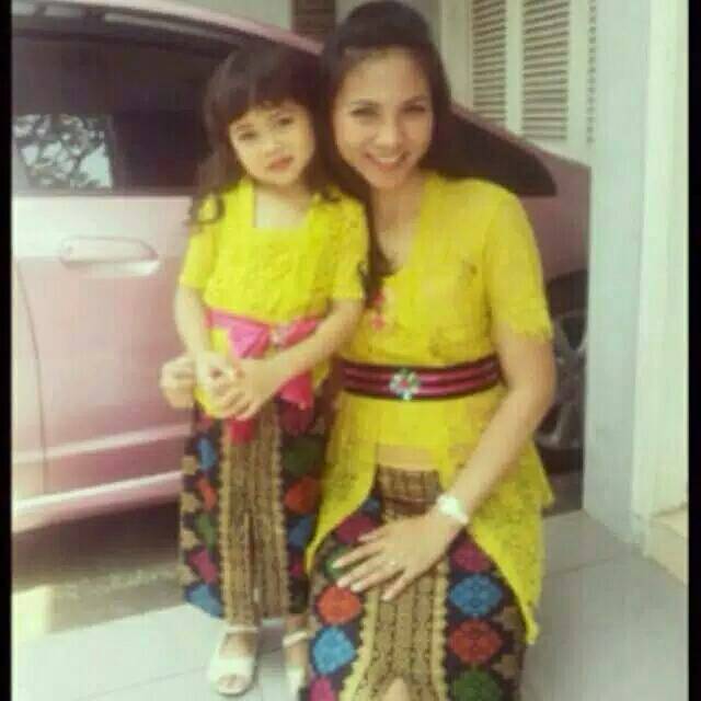 Kebaya ibu dan anak couple