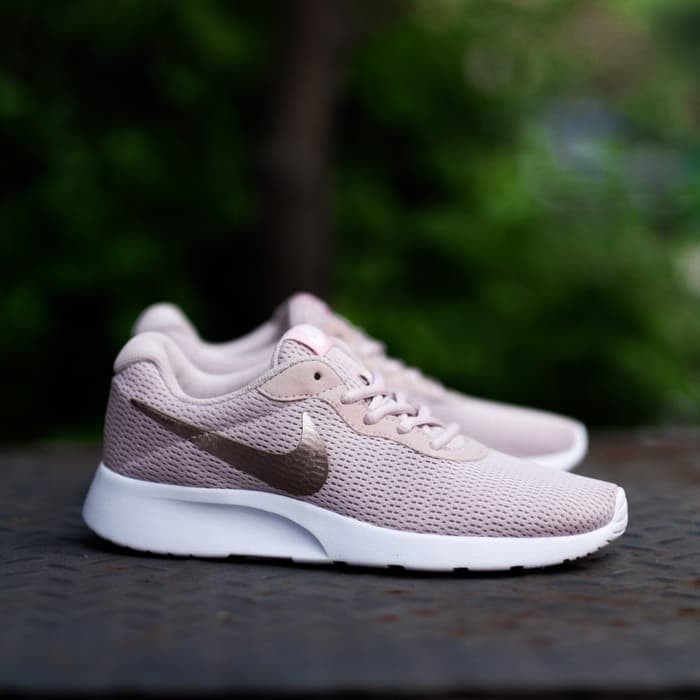 rose gold nike tanjun