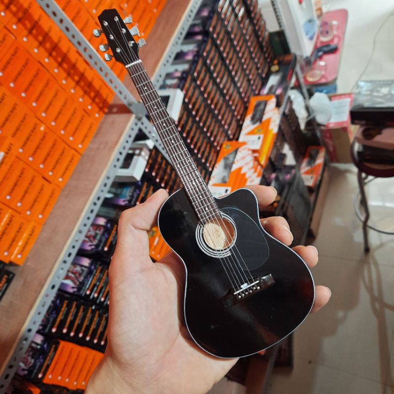 miniatur gitar gibson akustik hitam hiasan rak dinding pajangan dekorasi rumah