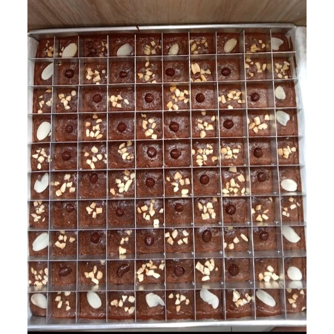 loyang brownies 20x20 isi 100 lubang sekat/loyang brownies sekat