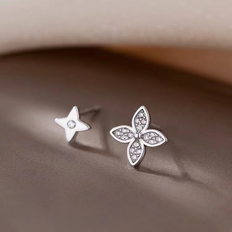 Anting Stud 925 Silver Needle Bentuk Daun Clover Aksen Kristal Untuk Wanita