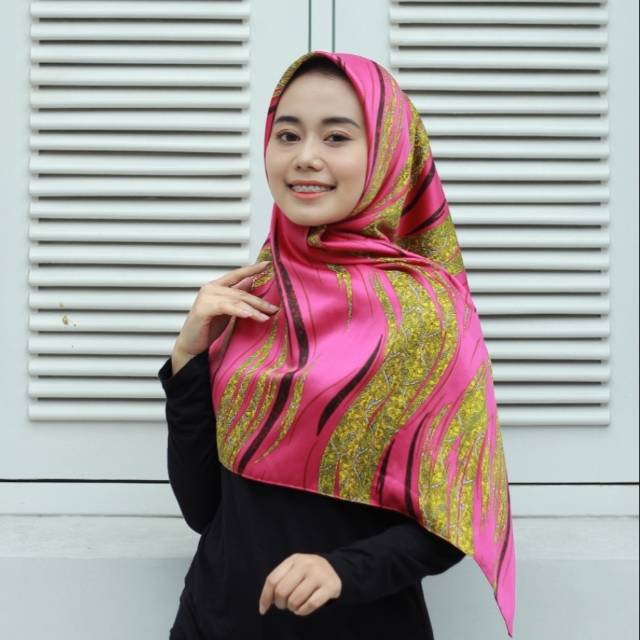 Hijab Square Maxmara Abstrak