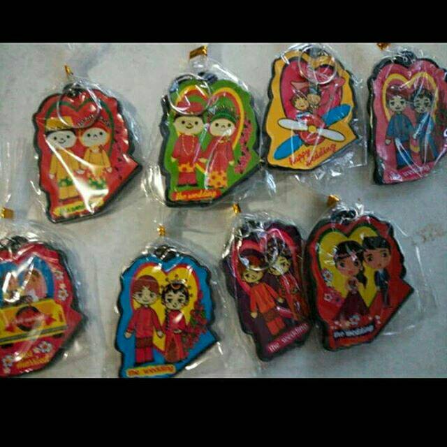 Souvenir gantungan kunci pengantin
