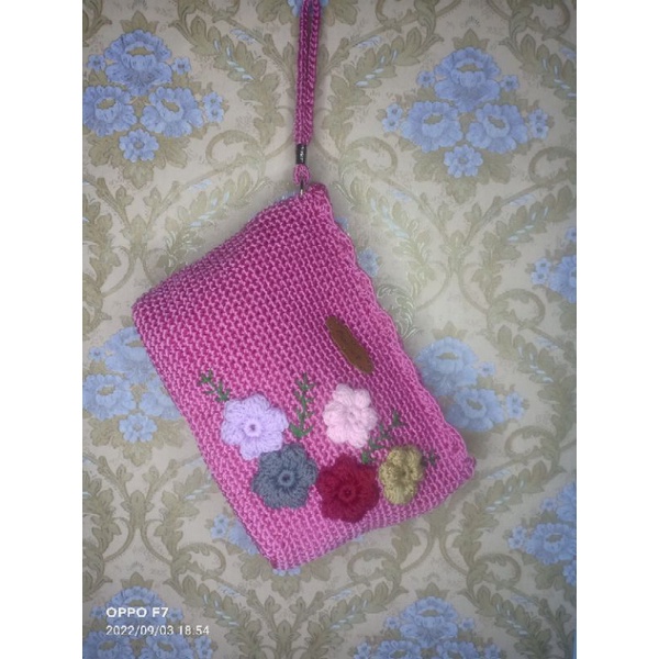 pouch rajut bunga
