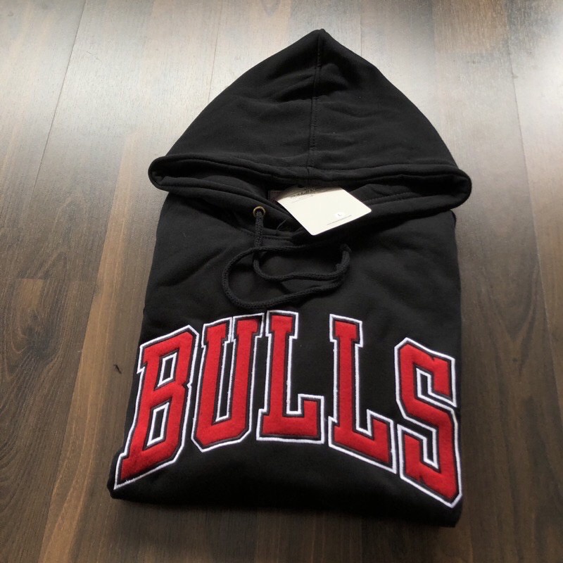 hoodie CHICAGO BULLS X MITCHELL&amp;NESS warna hitam full tag bordir timbul sweater terlaris bisa cod