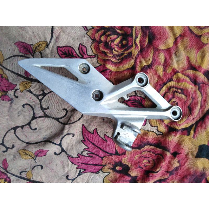 FOOTSTEPP POSTEP KANAN CBR 150 FACELIFT ORI MOTOR