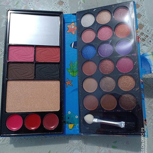 Eyeshadow Dompet Kecil (dengan kaca)