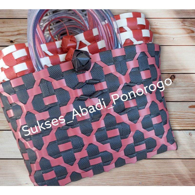 

TAS ANYAM SOUVENIR EMBOS / TAS CANTIK MOTIF BUNGA